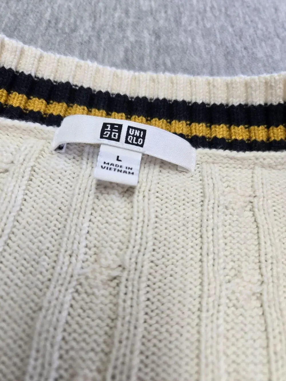 Uniqlo Sweater Vest Mens Large White Cable Knit V Neck Pullover Striped Trim